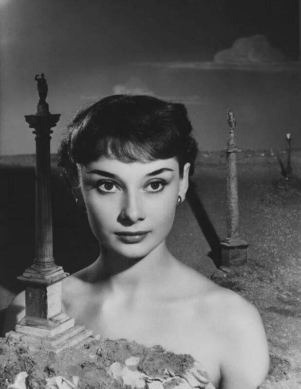 © Photograph by Angus McBean.